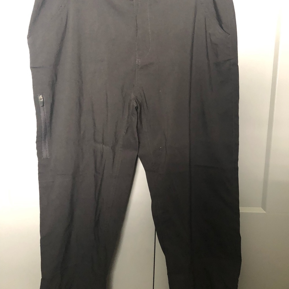 KHOMBU LADIES’ BLACK CAPRIS medium
